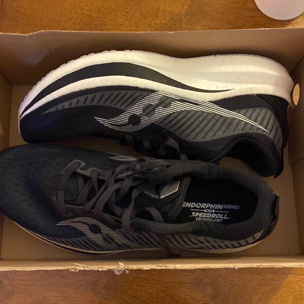 Men’s Saucony Endorphins size 10